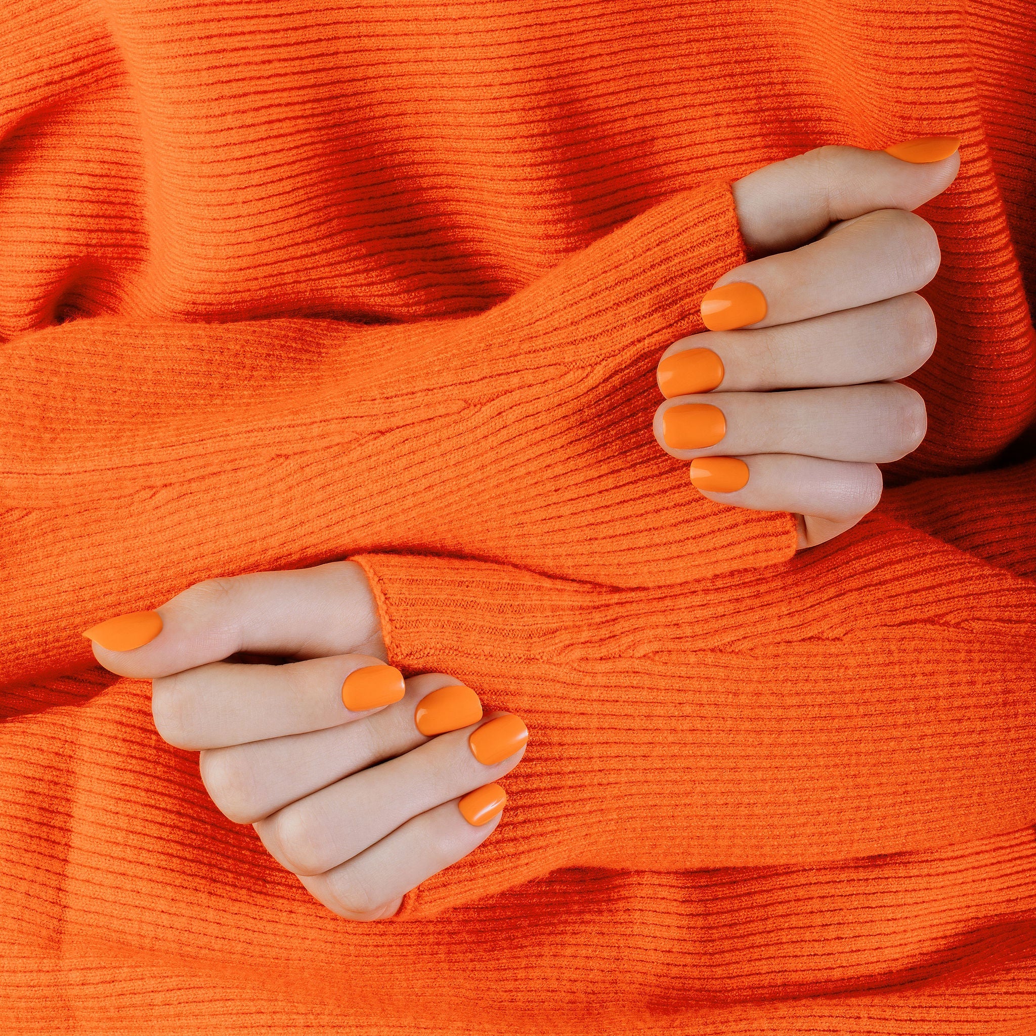Nägel in leuchtendem Orange