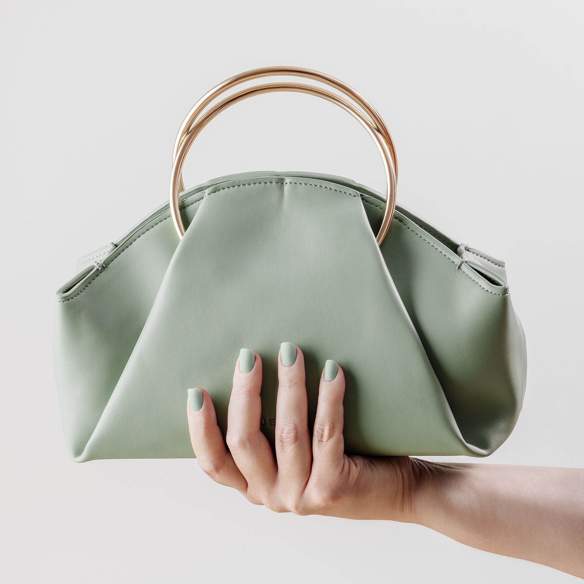 hellgrüne Press-on Nägel mit grüner Handtasche