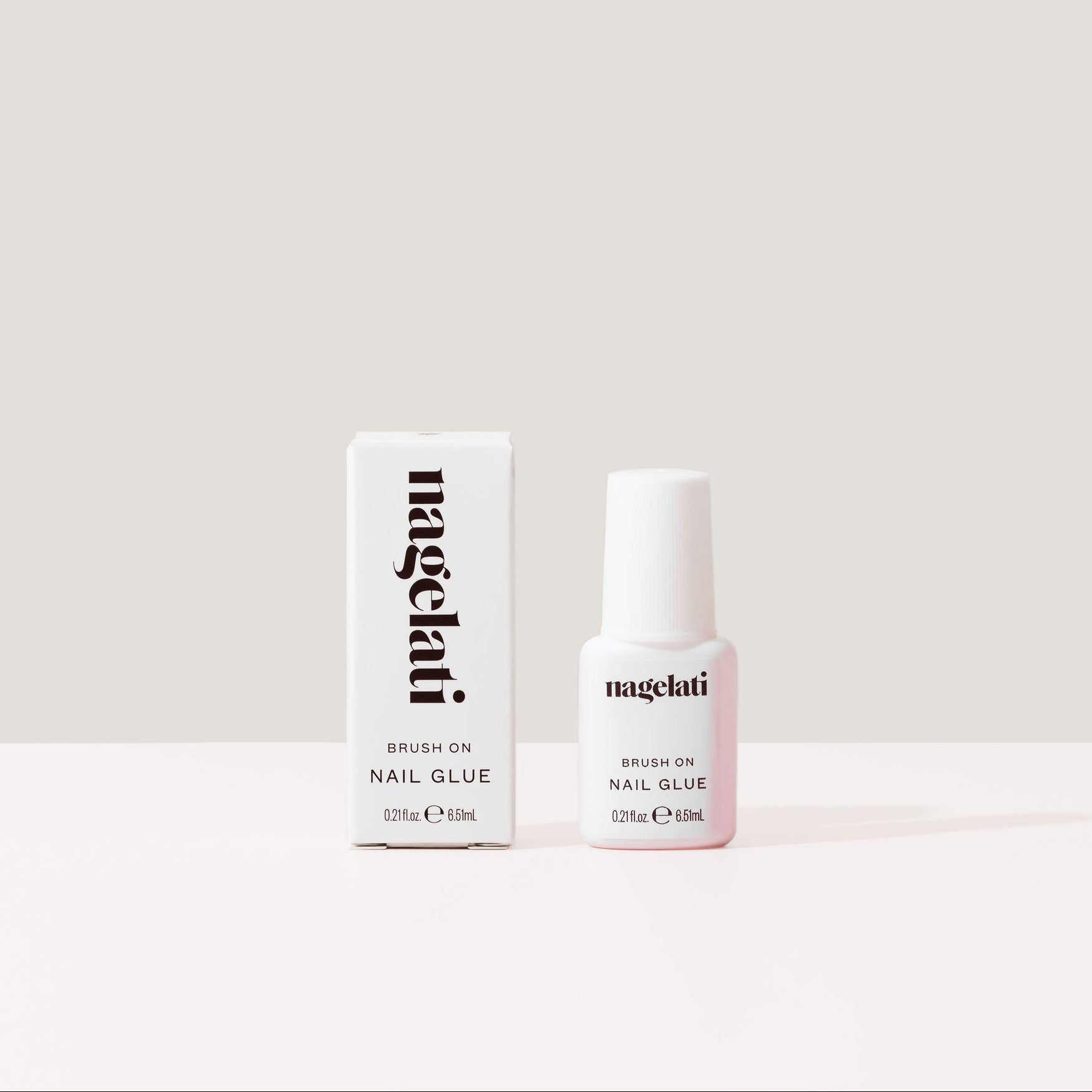 NAGELKLEBER MIT PINSEL