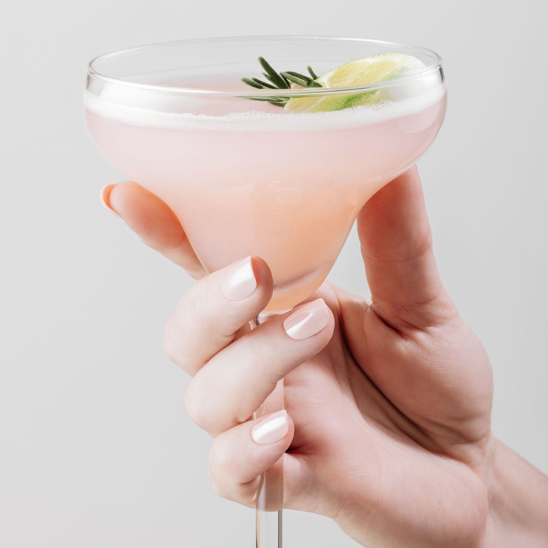 Rosé Nägel. Rosa Drink. Pure Eleganz.