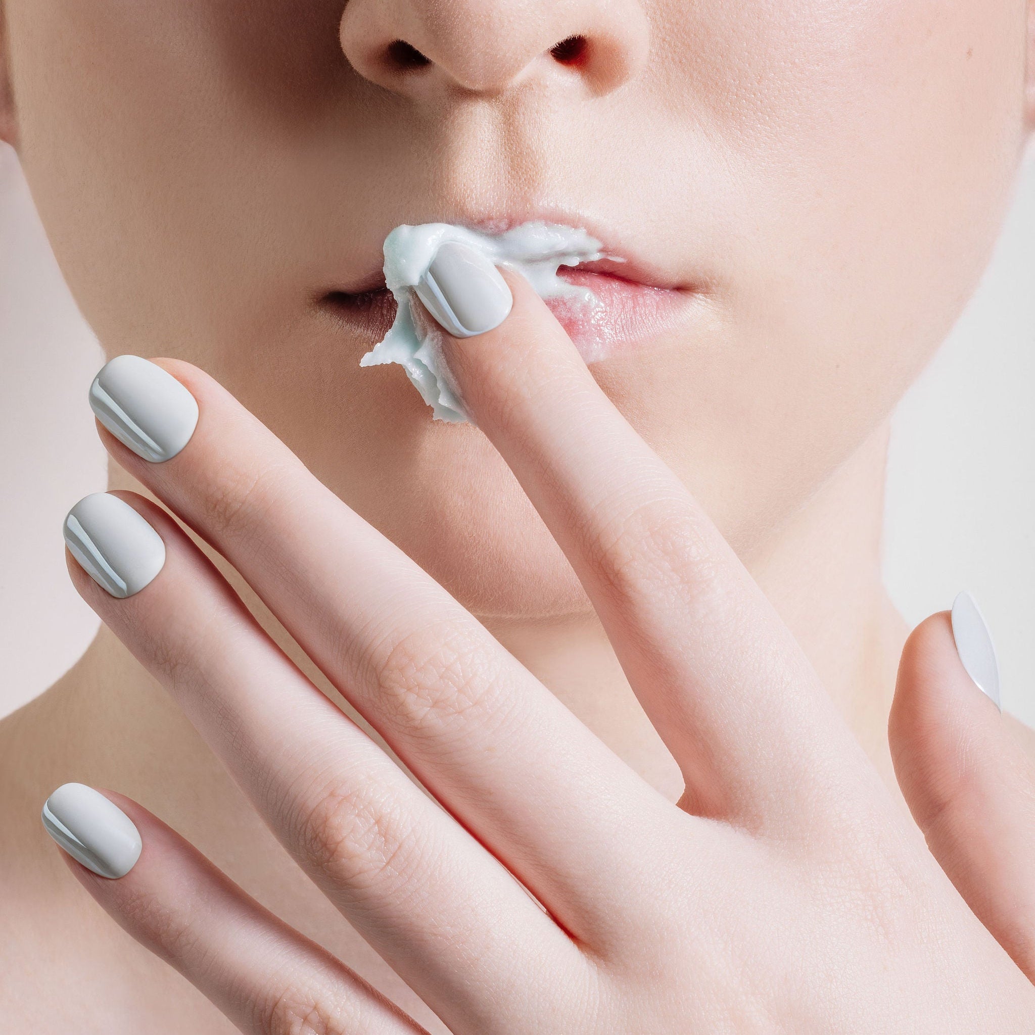 Hellblaue Fingernaegel und Mund