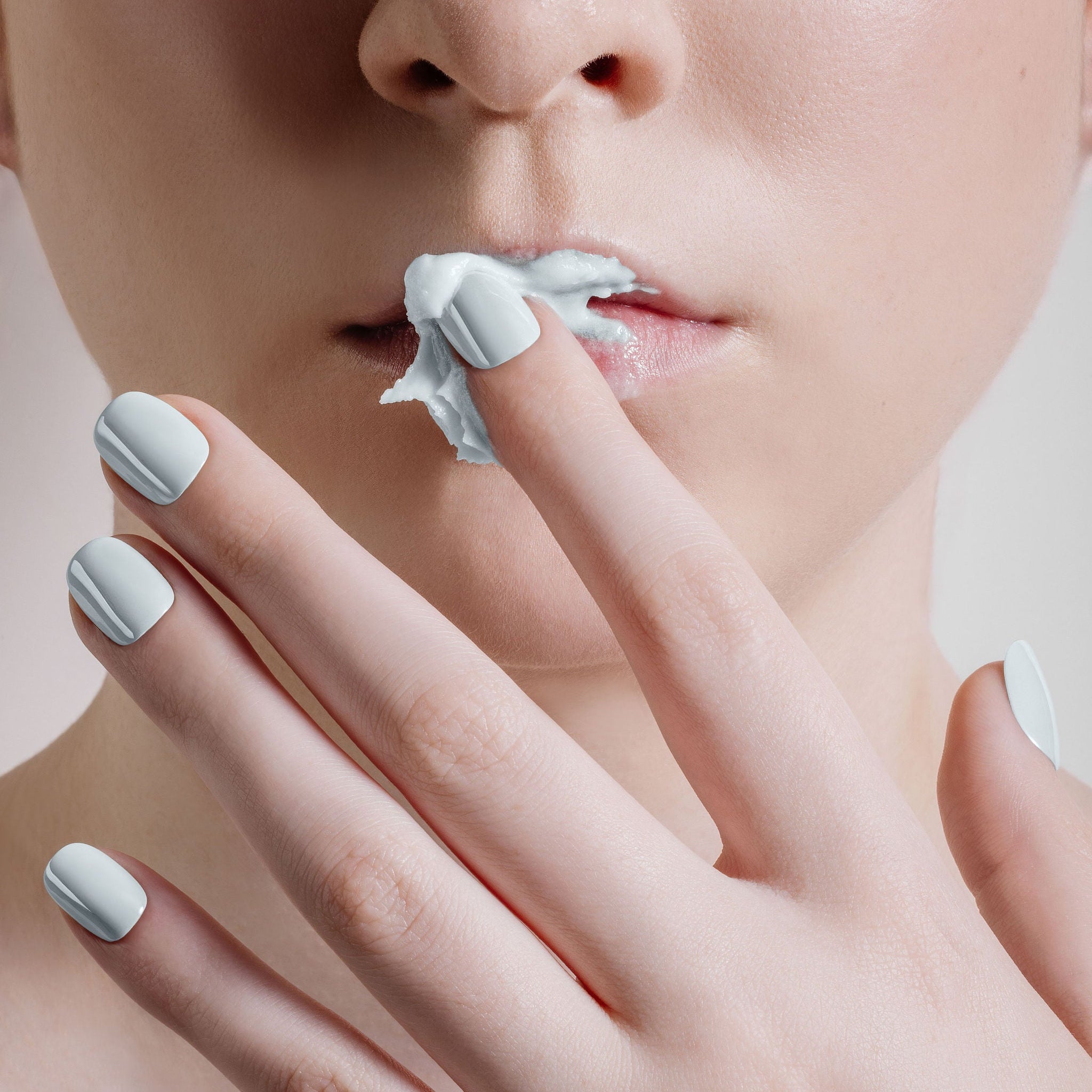 Hellblaue Fingernaegel und Mund