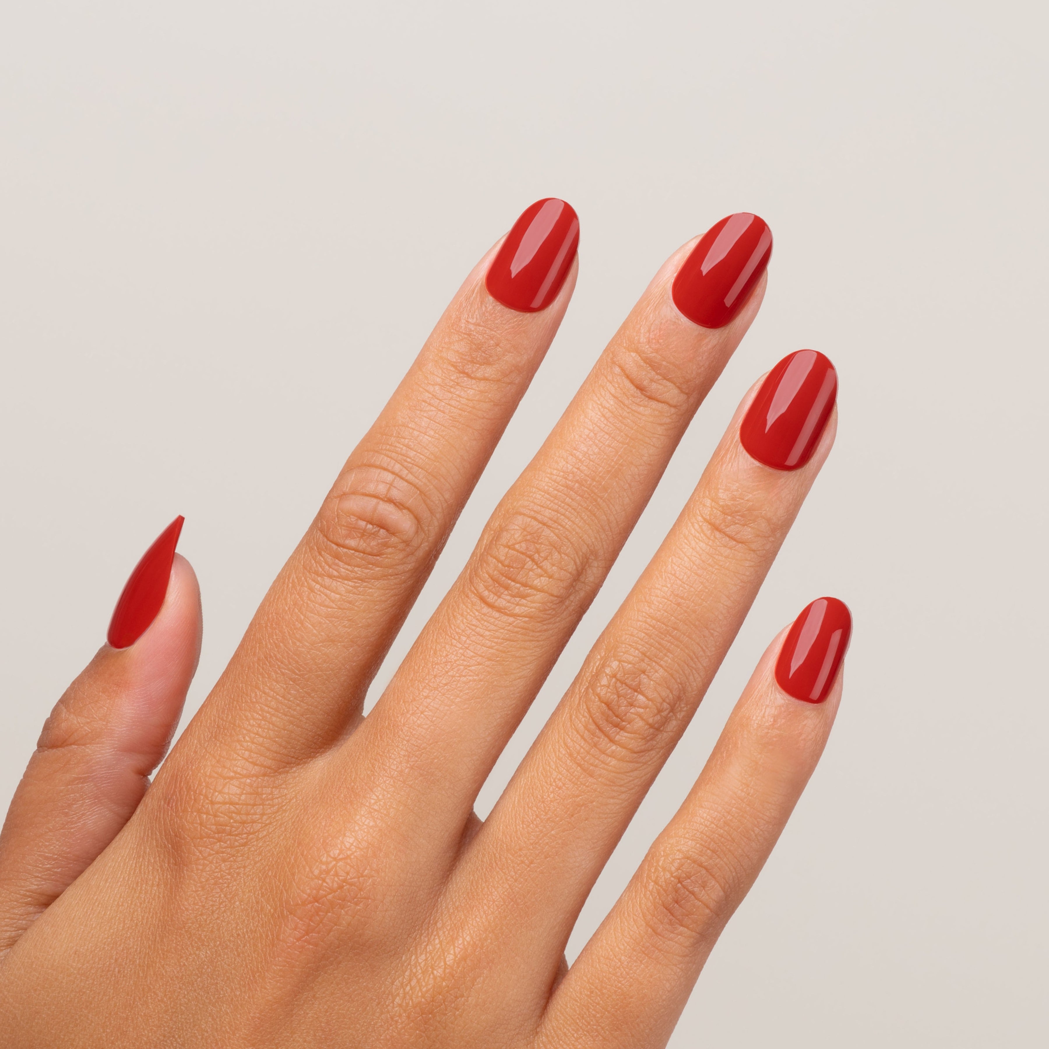 Elegante rote Press-on Nägel in runder form